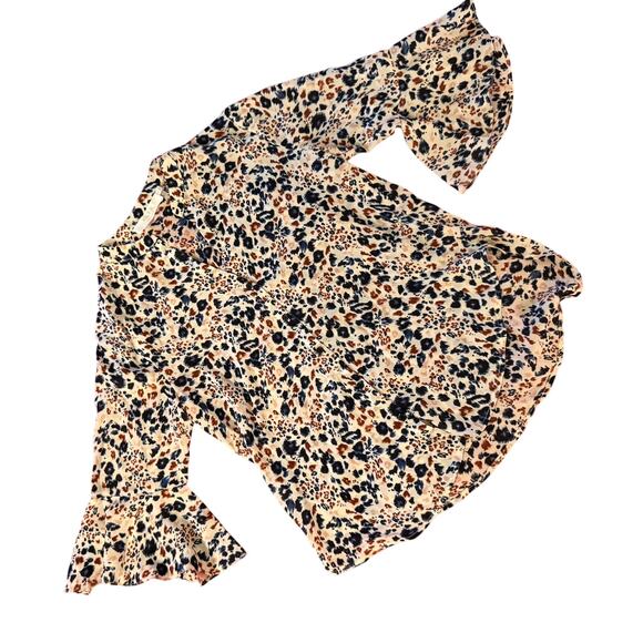 ASTR The Label Blouse Women’s Medium Blue Multi Leopard Cheetah Bell Sleeve - Picture 2 of 15